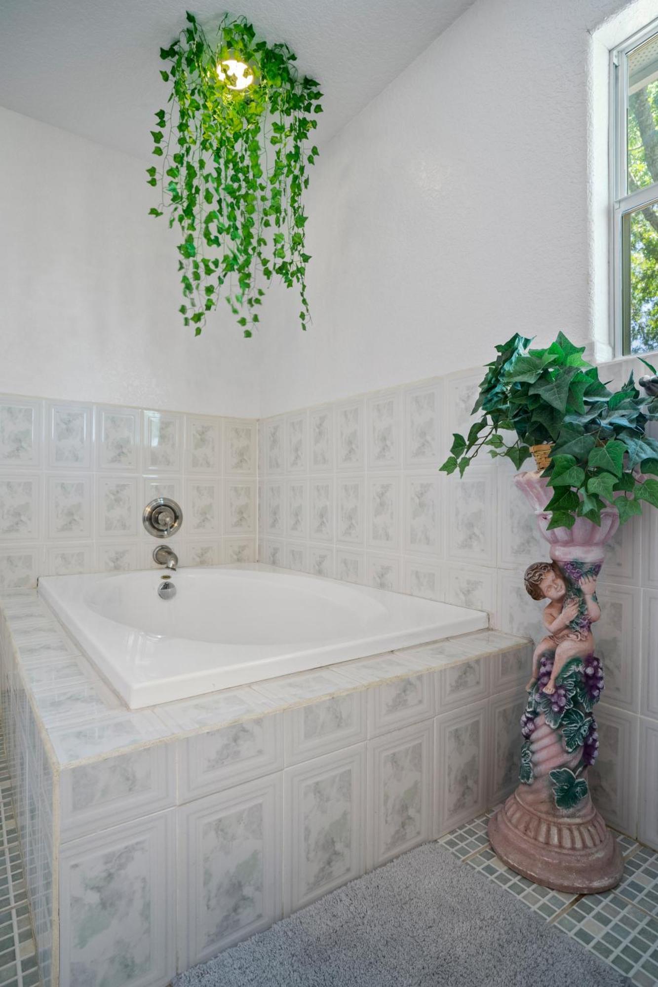 Bamboo Oasis-Relaxing Hot Tub-Family Time Villa San Antonio Exterior photo